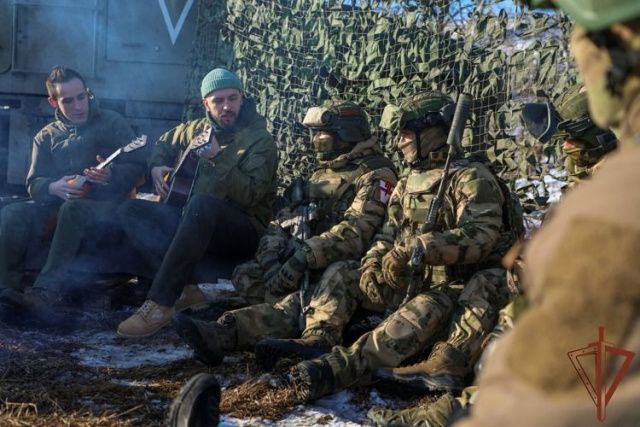 Рэпер ST и гитарист группы «Звери» выступили перед росгвардейцами в зоне СВО