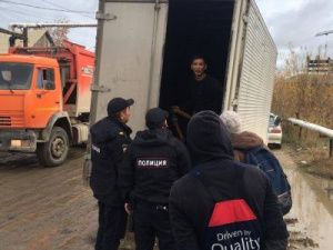 В Якутске мужчина пытался угнать УАЗ. Его поймал владелец автомобиля