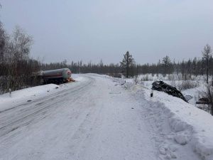 В Якутии 35-летний водитель иномарки врезался в грузовик с цистерной и погиб на месте