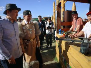 Глава Якутии Айсен Николаев посетил республиканскую выставку «Саха инновации: Креативная Якутия»