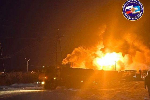 С места пожара в Среднеколымске эвакуировали 20 человек