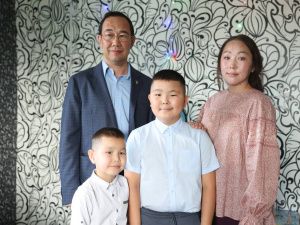 Айсен Николаев посетил семью мобилизованного из Нюрбы