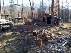 В Якутск доставили подозреваемого в тяжком преступлении, который скрывался от следствия в охотничьей избушке