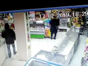 В магазине засняли видео кражи кошелька из сумки покупательницы