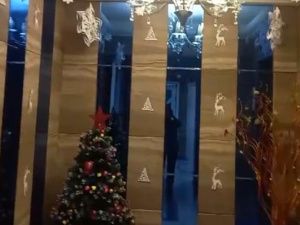 Фоторепортаж: как жители Якутска украсили подъезды к Новому году