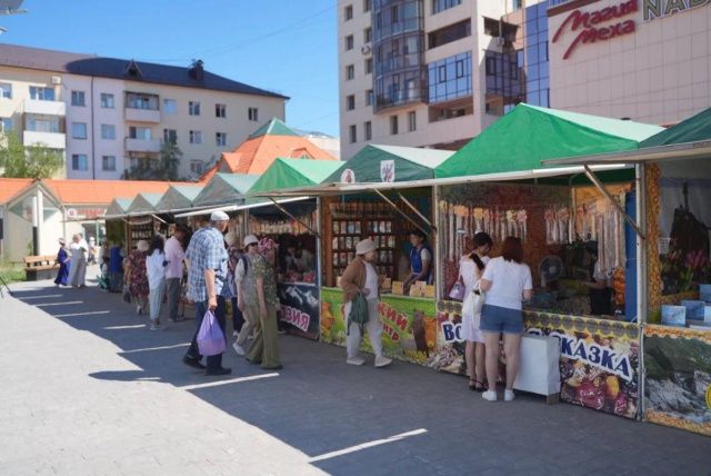 В Якутске открыли медовую ярмарку