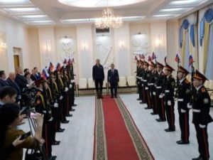 Видеофакт: Красная дорожка и торжественный марш. Как встречают премьера Владимира Солодова в Чурапче