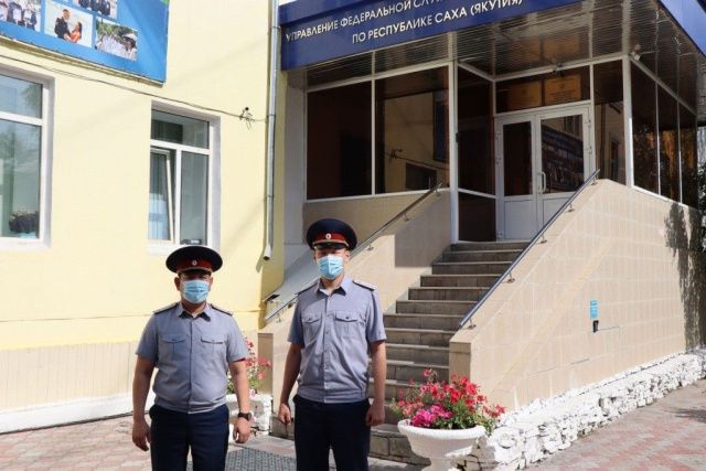 В Якутске сотрудники УФСИН спасли людей из горящего дома