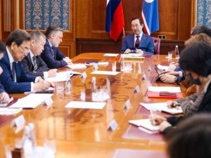 Айсен Николаев провел планерное совещание с руководством Правительства 