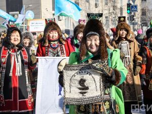 1700 человек прошлись в национальных костюмах по центру Якутска