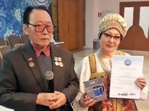 Хозяюшка во дому. Да как оладушки в меду да. Виноградие да красно-зелёное да!