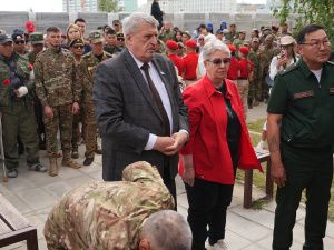 Евгений Григорьев возложил цветы к памятнику в День ветеранов боевых действий