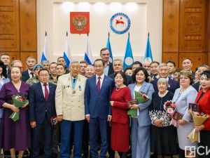 Айсен Николаев вручил якутянам государственные награды в преддверии Нового года