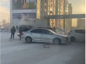 Двойное ДТП с участием грузового и четырех легковых автомобилей произошло в Якутске
