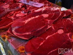 Эксперт рассказала, как правильно обращаться с сырым мясом и нужно ли его мыть