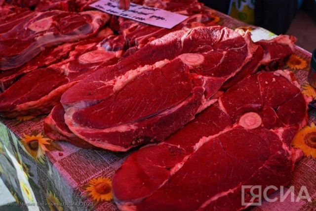 Эксперт рассказала, как правильно обращаться с сырым мясом и нужно ли его мыть