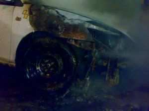 В Якутске сгорела иномарка, пожар чуть не перекинулся на 2-этажку