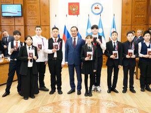 Государственные награды вручил в День Конституции РФ глава Якутии