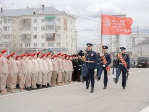 В Якутске торжественно подняли символ Знамени Победы