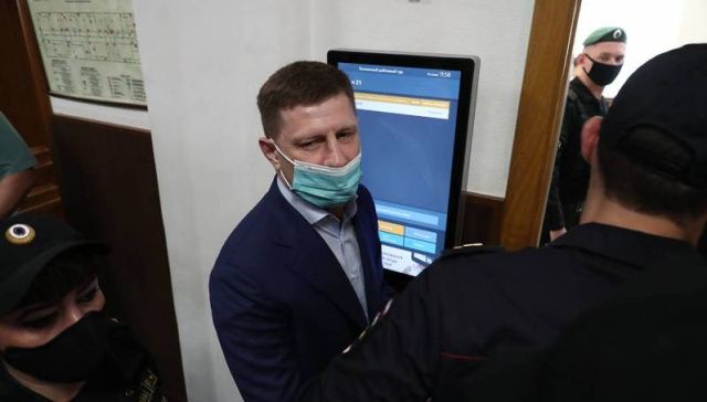 Суд оставил под арестом хабаровского губернатора Сергея Фургала
