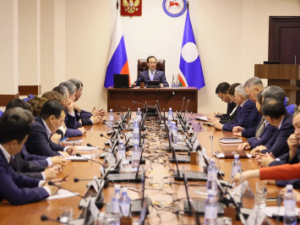 Айсен Николаев обсудил с представителями парламентских фракций вопросы бюджета республики на 2023 год