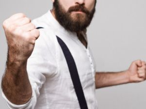 В Якутске мужчина на детской площадке без повода напал на несовершеннолетнего, сломал ему нос и угрожал убийством: Нападавший избежал наказания