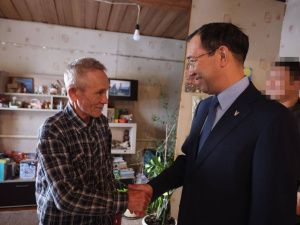 Айсен Николаев навестил участника СВО и его семью в Хангаласском районе