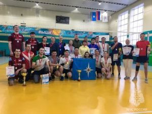 Команда МЧС России одержала победу в рождественском турнире по волейболу