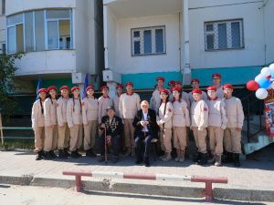 В Якутске «Вечный огонь» пришел во двор к ветеранам: акция «Поём двором» 