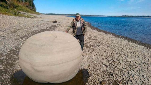 "Яйцо динозавра" на берегу Алдана