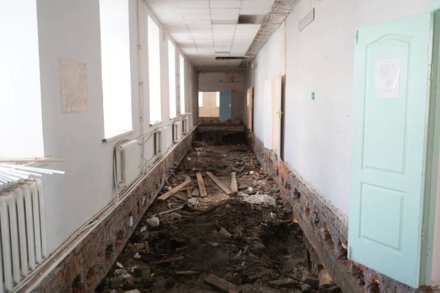 Евгений Григорьев ознакомился с ходом ремонта здания школы №9 города Якутска