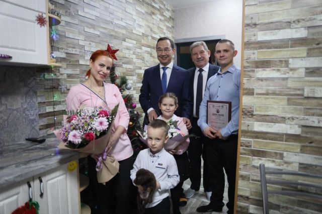 Айсен Николаев поздравил с Новым годом семью активистов из Нерюнгри