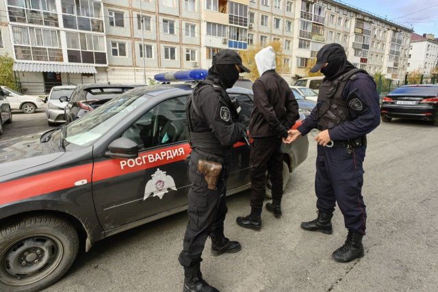 В салоне автомашины были обнаружены пневматический пистолет и бейсбольная бита