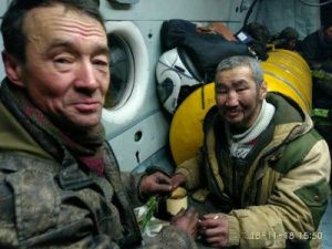 МЧС: дрейфующих на льдине оленеводов спасли благодаря сигнальным огням