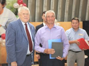 С ЛЕНИНЫМ — ЗА СЧАСТЬЕ РАБОЧИХ  