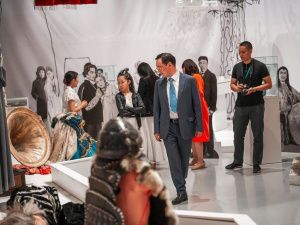 Айсен Николаев сходил с семьей в исторический парк