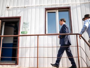 Айсен Николаев проверил работу водозабора в Верхневилюйске