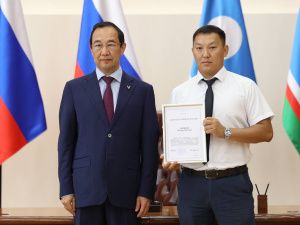 Айсен Николаев наградил представителей строительной отрасли Якутии