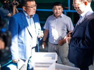 Айсен Николаев проверил работу водозабора в Верхневилюйске