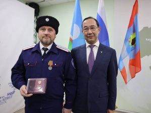 Айсен Николаев вручил алданцу Сергею Каргину медаль «За храбрость» II степени