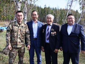 Айсен Николаев и жители Усть-Алданского района почтили память героев Баягантайского наслега  