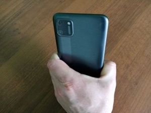 В Якутске мужчина похитил телефон у девятилетней девочки