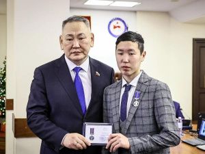 «Проявили мужество при спасении людей»: в Якутии наградили юных героев