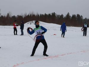 В Нерюнгри при сильном ветре и снегопаде прошли соревнования по метанию аркана
