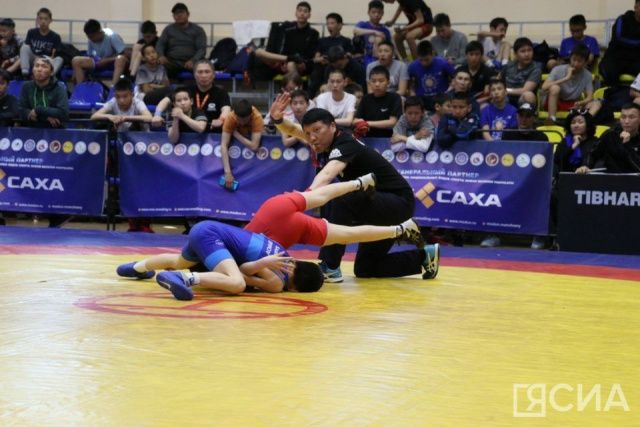 Четыре золотые медали первенства Дальнего Востока завоевала сборная Якутии по вольной борьбе
