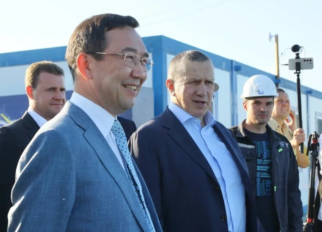 Юрий Трутнев и Айсен Николаев проверили ход строительства Ленского моста