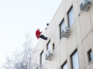 В Якутске спасатель спустился с крыши и поздравил юных пациентов НЦМ в образе Деда Мороза