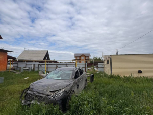 Разрушительный заезд Toyota Rav4: водитель вылетел в заборы трёх домов