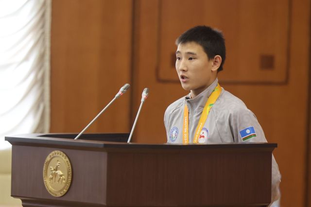 Глава Якутии вручил денежные сертификаты медалистам игр «Дети Азии»