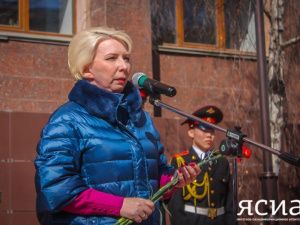 Якутяне возложили цветы к памятнику лидеру якутской интеллигенции конца XIX - начала XX веков В.В. Никифорову-Кюлюмнюру